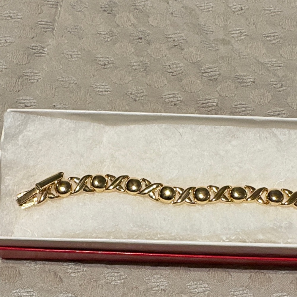 Elegant Gold Bracelet with tag